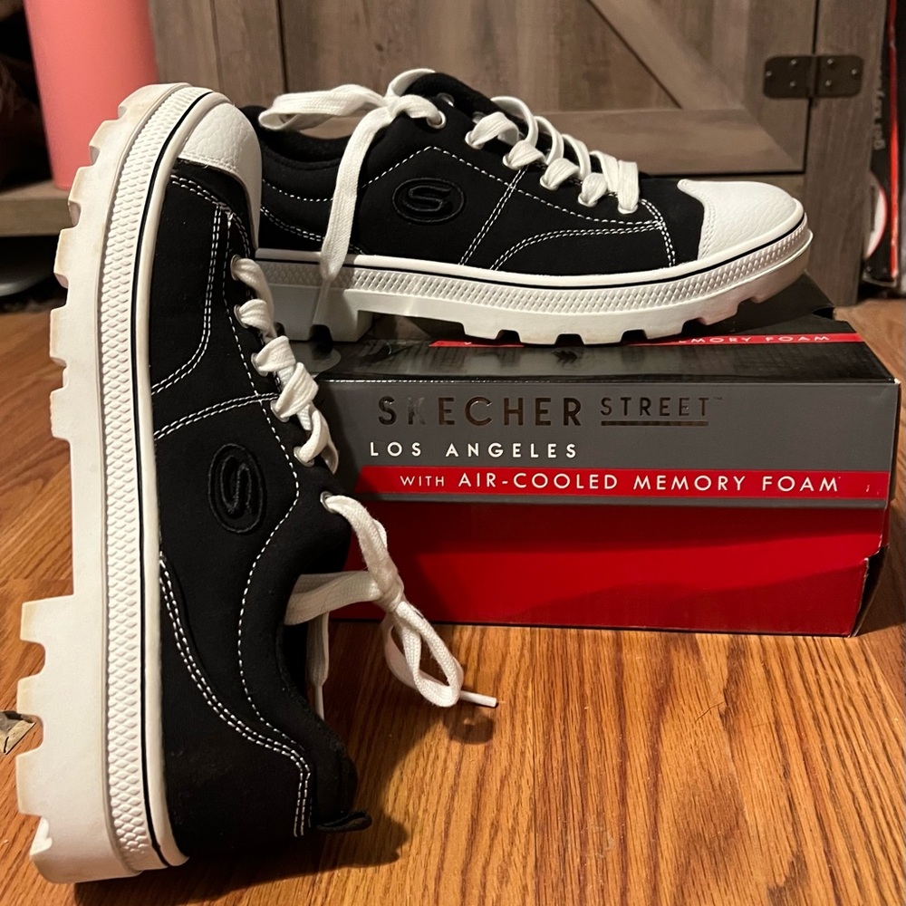 Sketchers Roadies Sneakers size 9